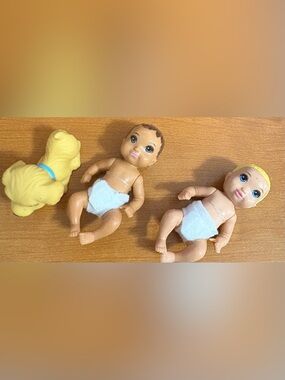 Lot of 3 -Two Baby Dolls in Diapers Blonde Brunette 2.75"  and 1 Puppy Barbie